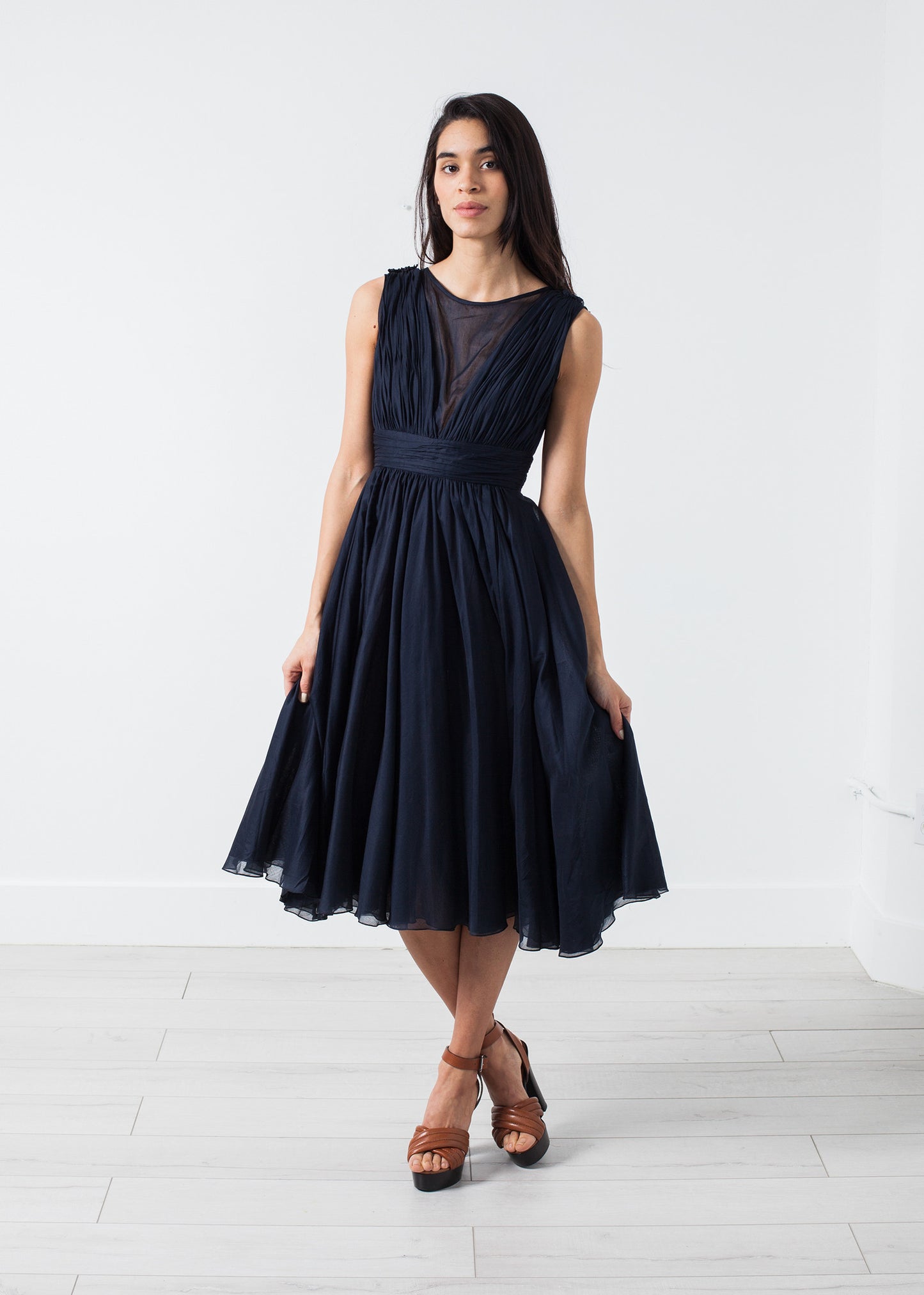 Robe en voile à col en V en bleu marine