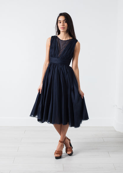 Robe en voile à col en V en bleu marine