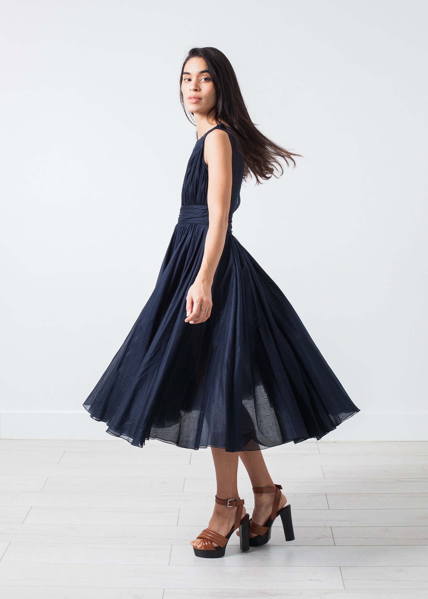 Robe en voile à col en V en bleu marine
