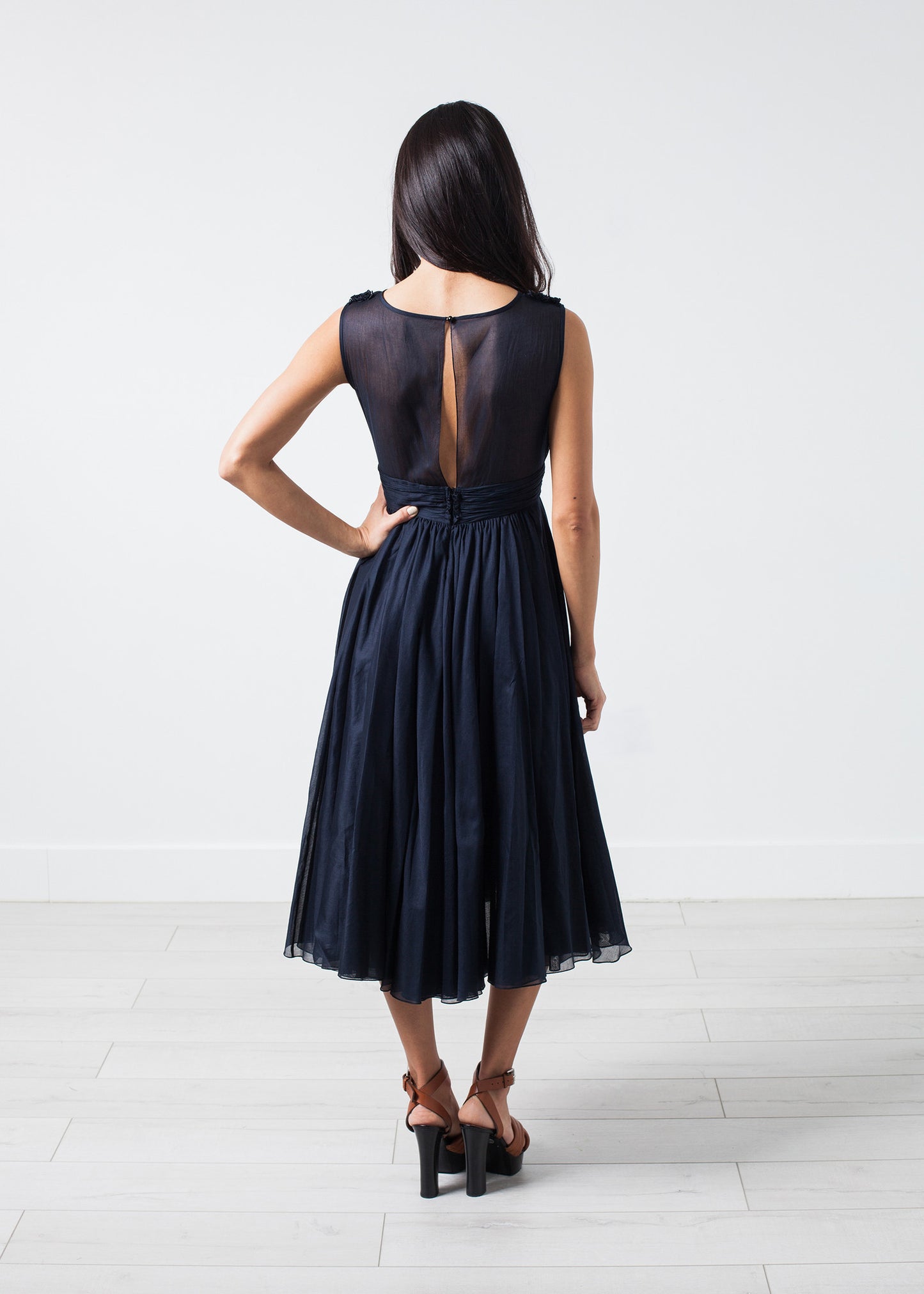 Robe en voile à col en V en bleu marine