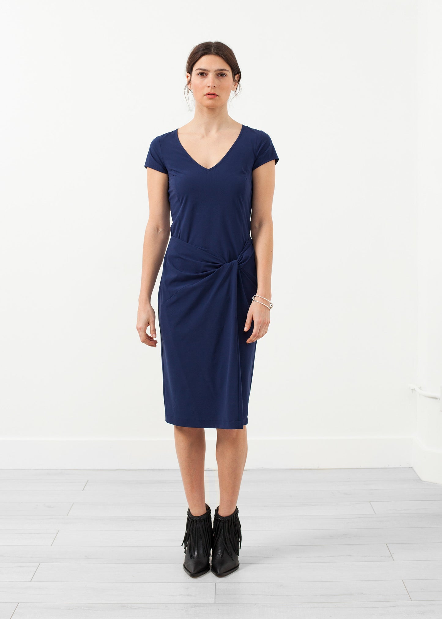 Robe torsadée à col en V