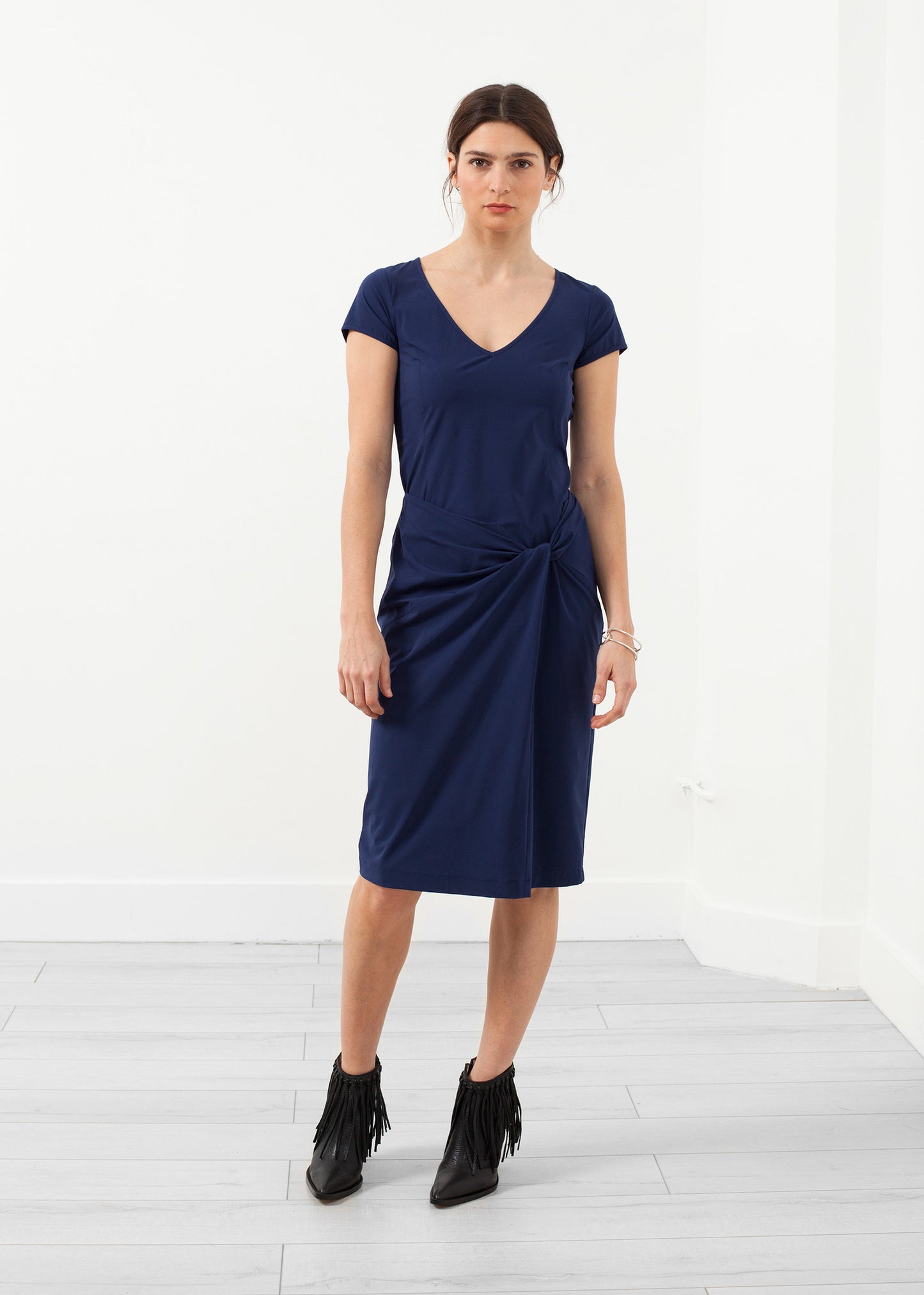 Robe torsadée à col en V