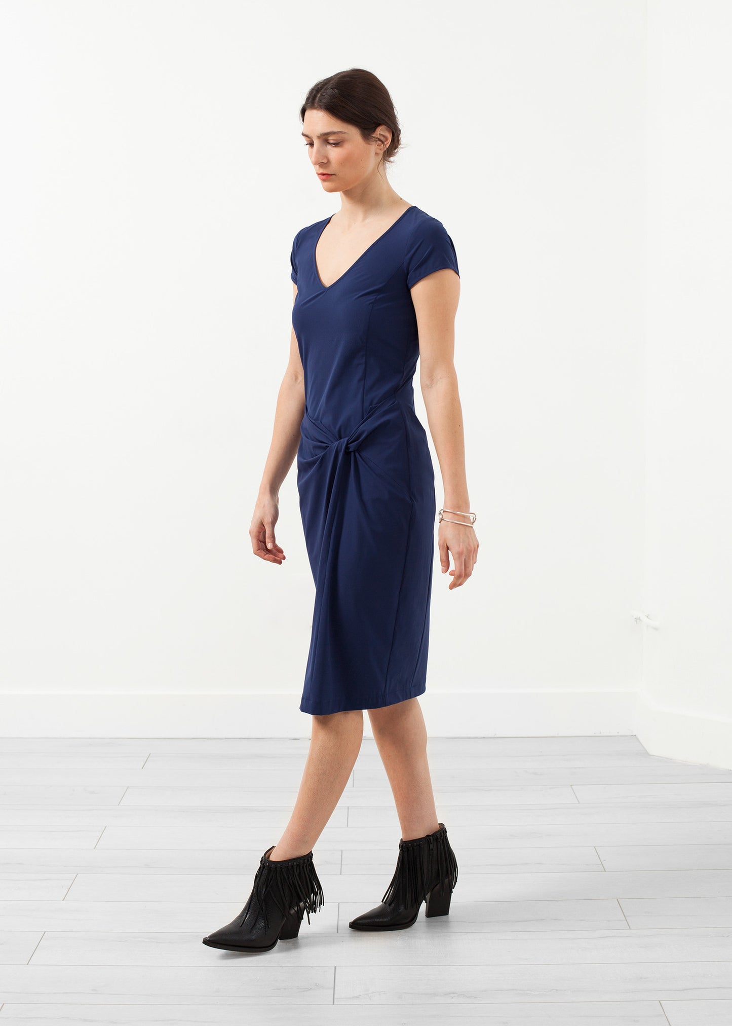 Robe torsadée à col en V