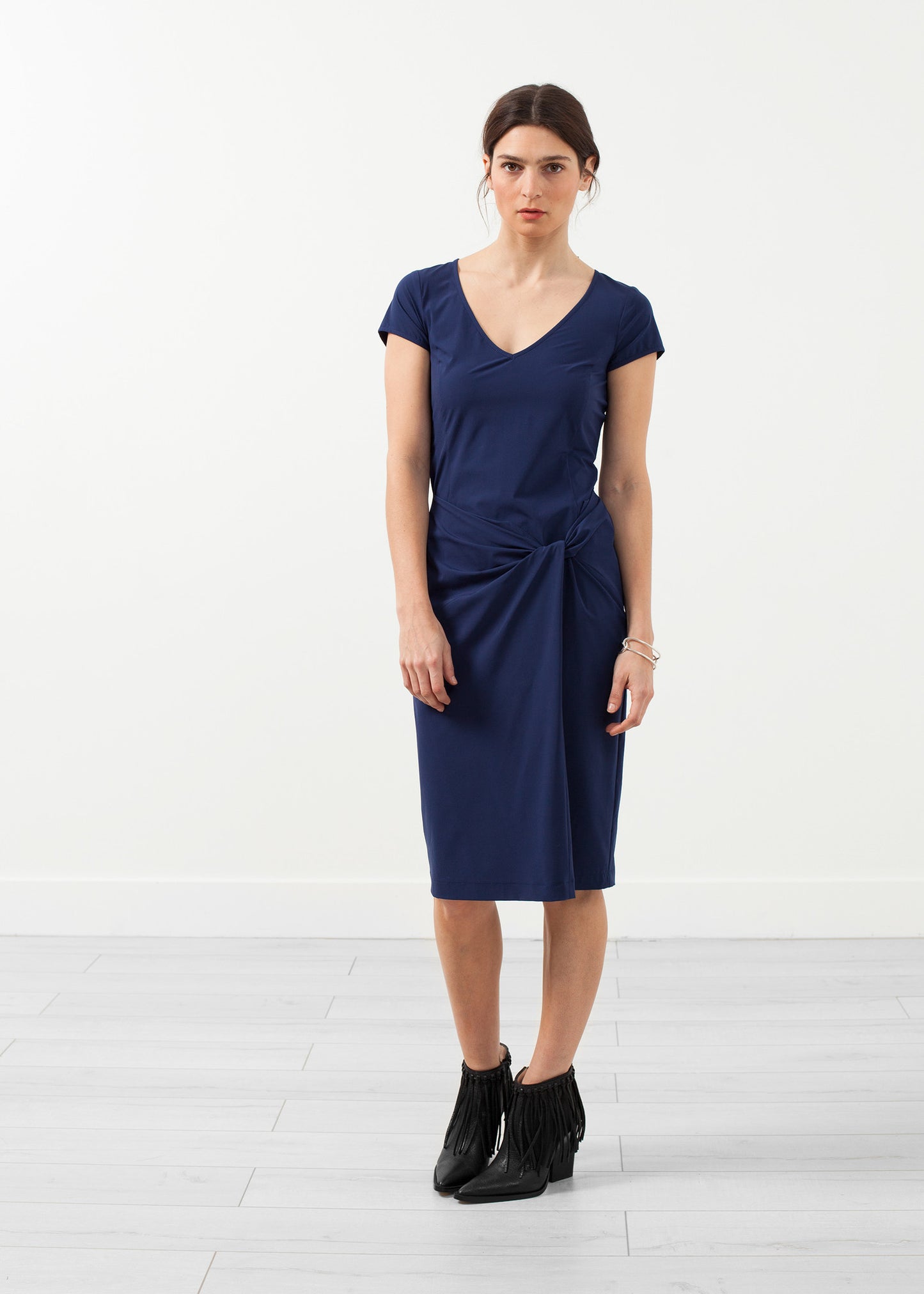 Robe torsadée à col en V