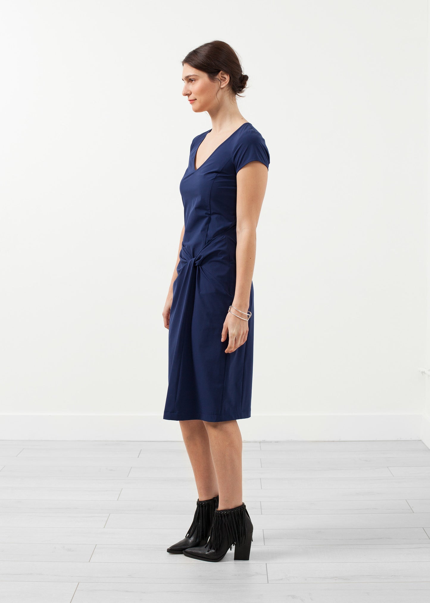 Robe torsadée à col en V
