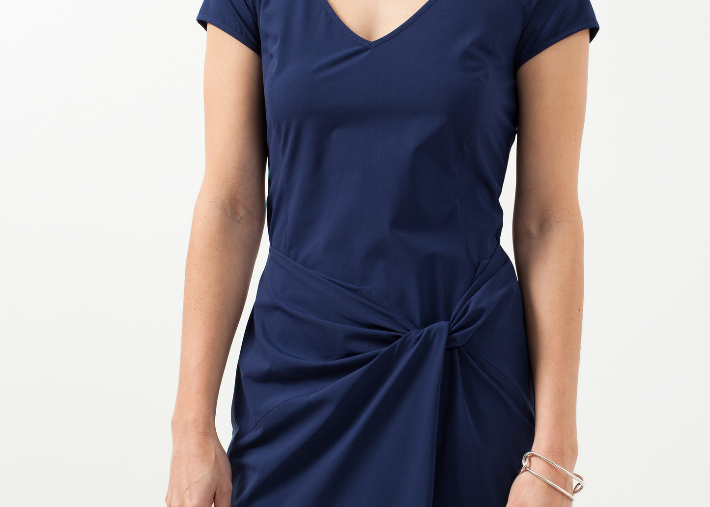 Robe torsadée à col en V