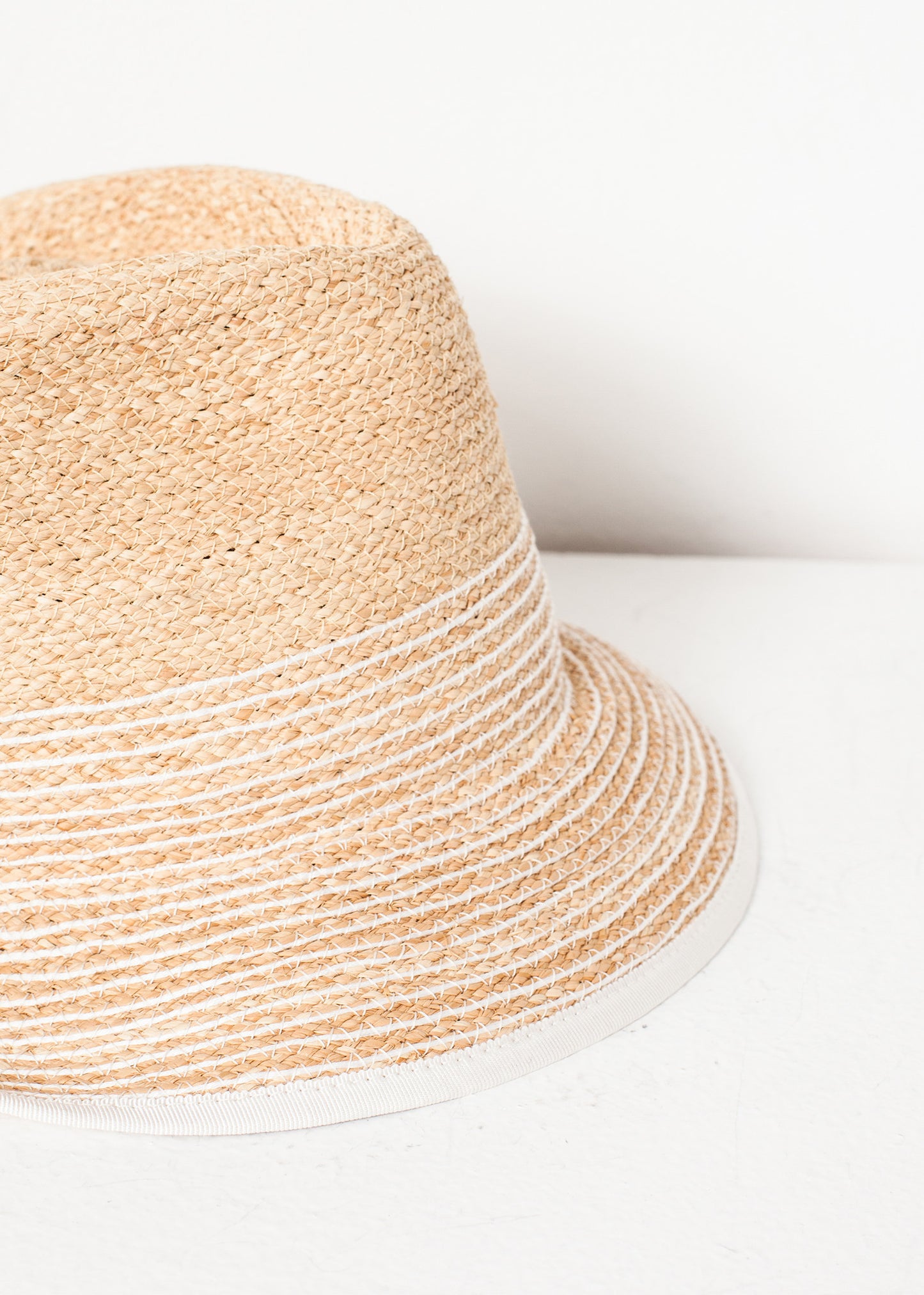 Chapeau de planche à laver en paille/blanc